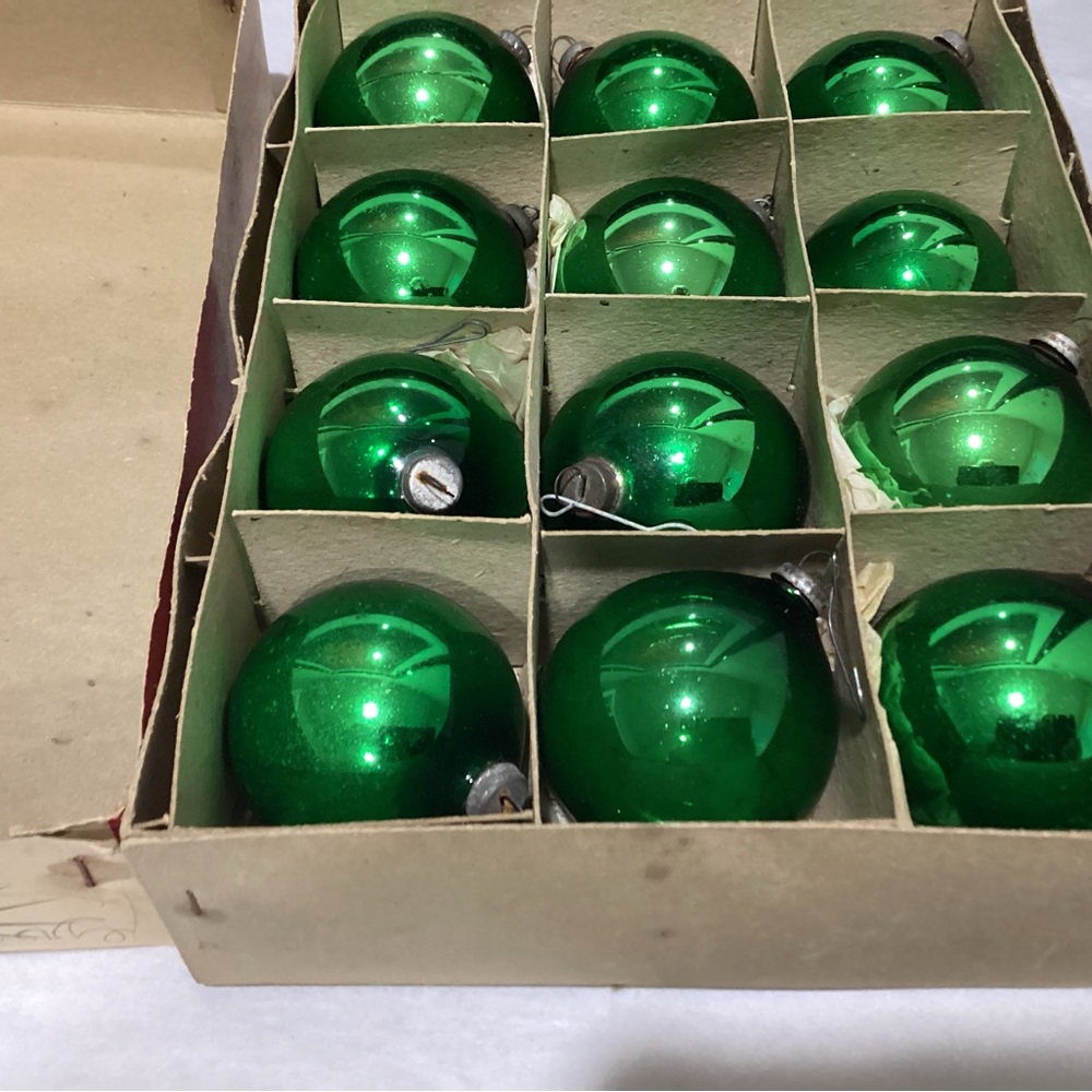 Vtg. Box 1950s1960s Christmas ornaments in the original box. Color green - Picture 3 of 5